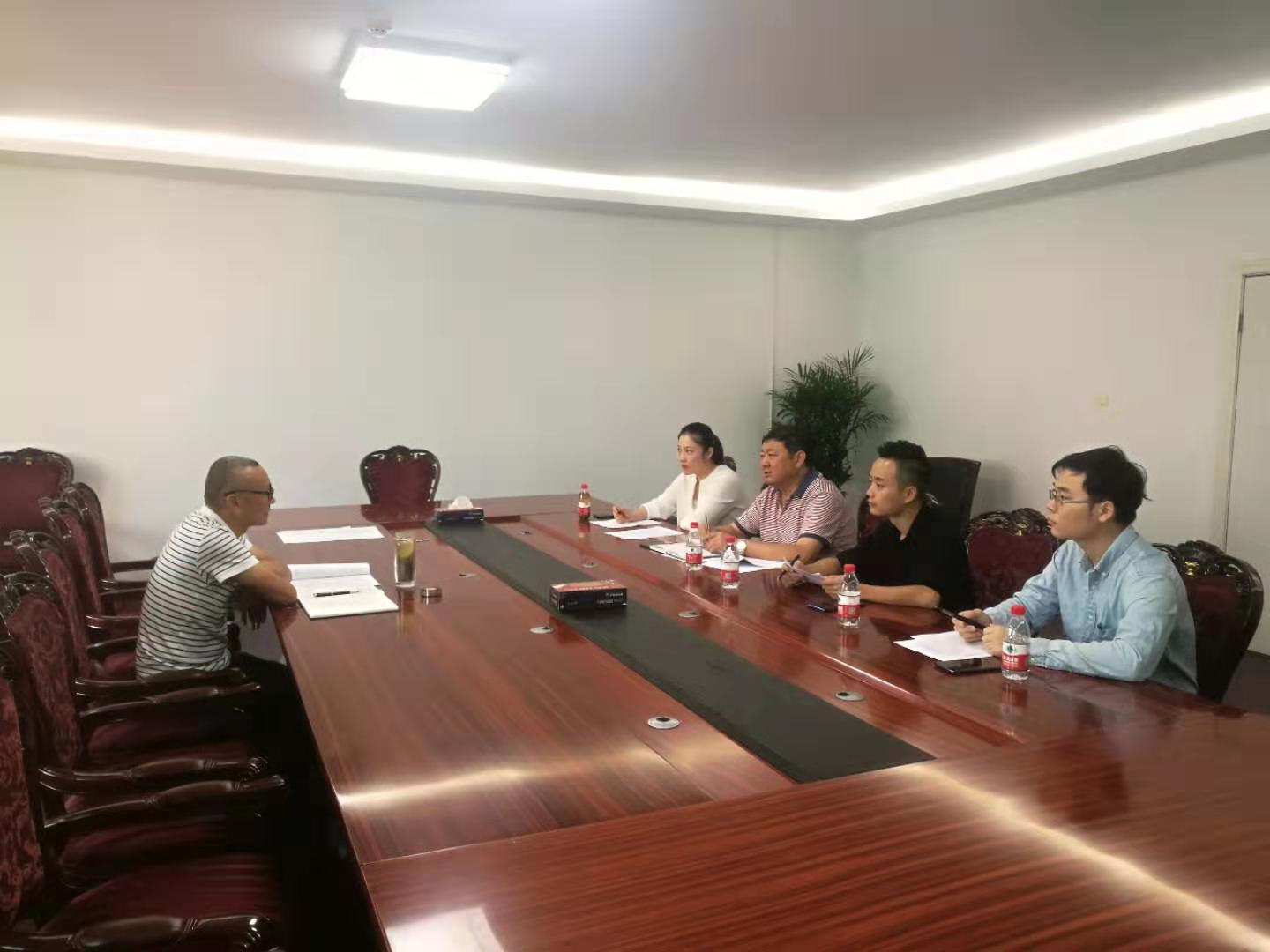 為盡快落實公租房運營管理購買服務(wù)，今天上午市安居公司總經(jīng)理陶永午與中標單位建設(shè)銀行建信公司就合同簽訂、人員配備和介入管理事宜進行商談。.jpg