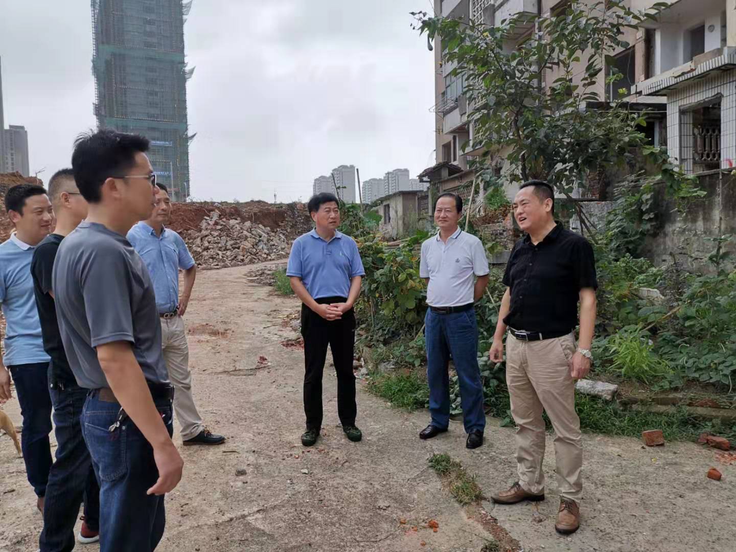 為加快方家沖、造紙廠和桂花園新安置區(qū)建設(shè)，2019年9月5日下，市城建集團(tuán)總經(jīng)理衛(wèi)民陪同市政府副秘書(shū)長(zhǎng)劉陳寅深入項(xiàng)目建設(shè)現(xiàn)場(chǎng)，調(diào)度推進(jìn)安置區(qū)征遷工作.jpg