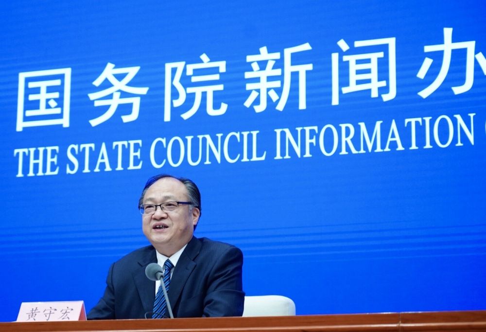 5月22日，國(guó)務(wù)院新聞辦邀請(qǐng)政府工作報(bào)告起草組負(fù)責(zé)人、國(guó)務(wù)院研究室主任黃守宏解讀政府工作報(bào)告有關(guān)情況。新華社記者　陳建力　攝