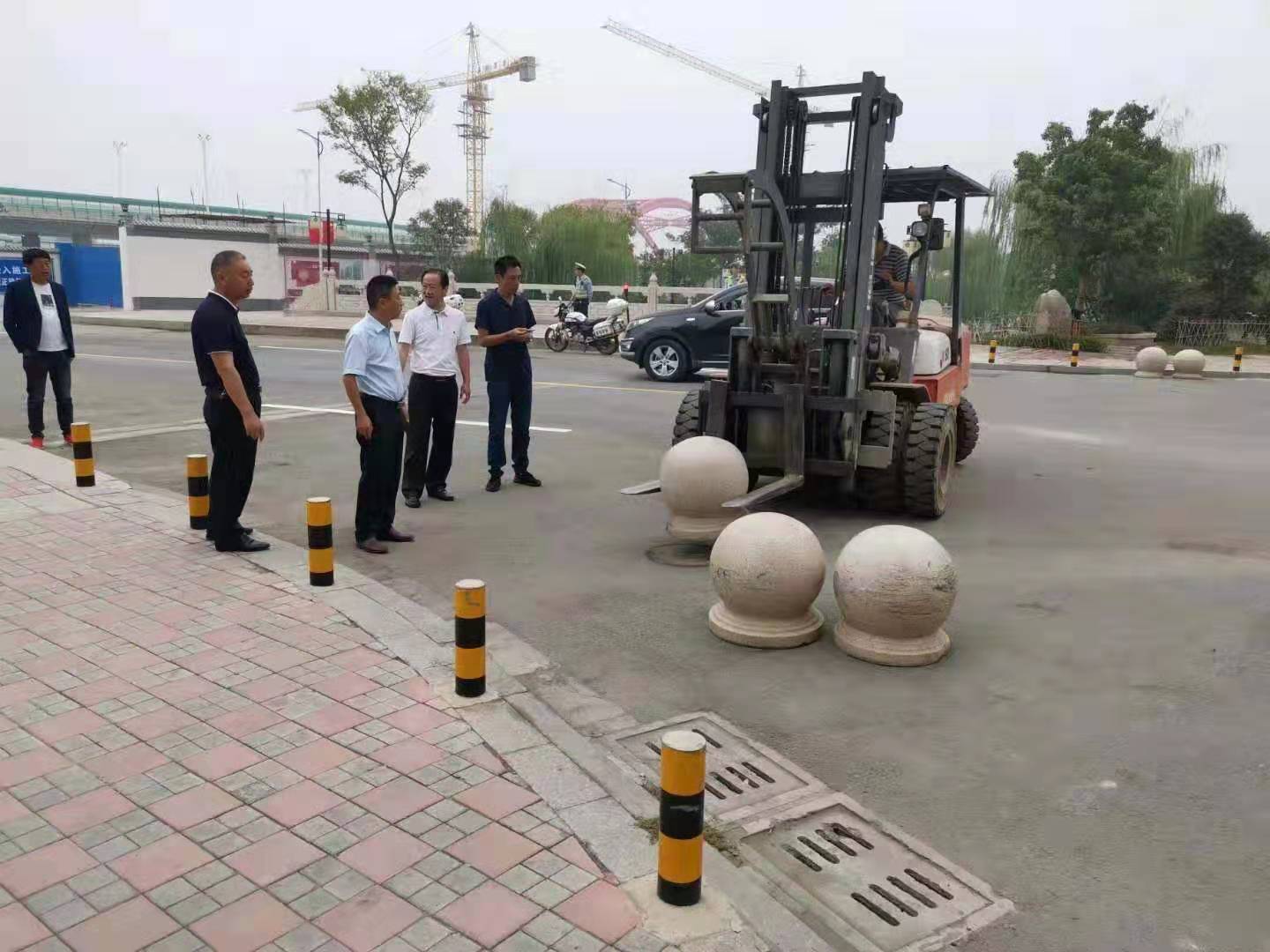 為向新中國(guó)成立七十周年獻(xiàn)禮，市城建集團(tuán)攻堅(jiān)克難，實(shí)現(xiàn)了北門(mén)棚改區(qū)域民生路10月1日零時(shí)順利通車(chē)。國(guó)慶假期，市城建集團(tuán)堅(jiān)持做好一線工作，在與交警部門(mén)共同做好民生路通車(chē)保障工作外，抓細(xì)節(jié)，抓落實(shí)，確保其他各項(xiàng)工作有序推進(jìn)。.jpg